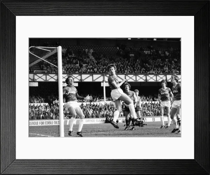 Framed Print : English League Division One match at Goodison Park Everton 2 v Arsenal 3 Framed Print : English League Division One match at Goodison Park Everton 2 v Arsenal 3