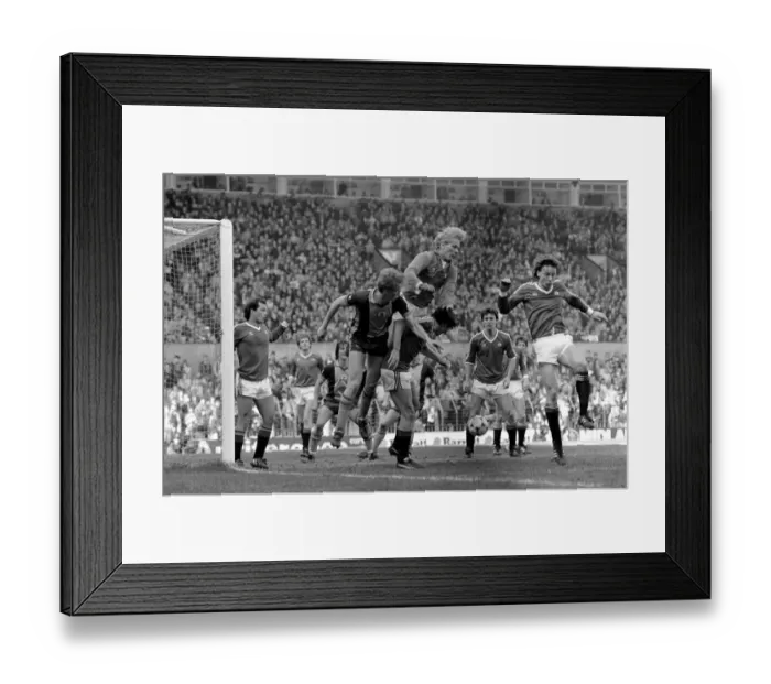 Framed Print : English League Division One match at Old Trafford Manchester United 1 v