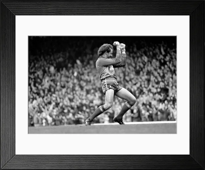 Framed Print : English League Division One match at Anfield Liverpool 1 v Sunderland 0 Bruce