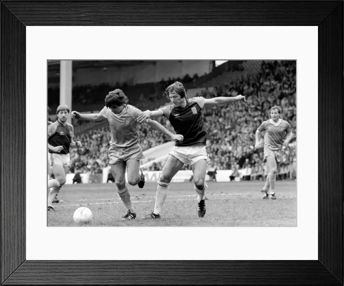 Framed Print : English League Division One match at Maine Road Manchester City 2 v West Ham United Framed Print : English League Division One match at Maine Road Manchester City 2 v West Ham United