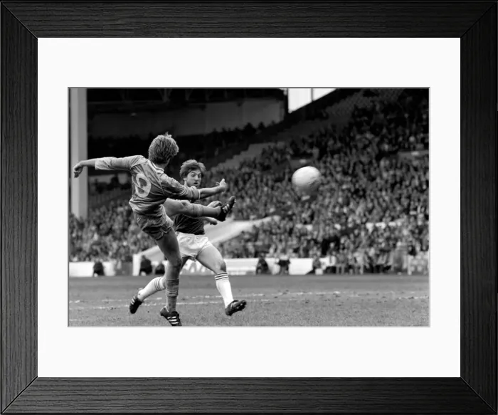 Framed Print : English League Division One match at Maine Road Manchester City 2 v West Ham United Framed Print : English League Division One match at Maine Road Manchester City 2 v West Ham United