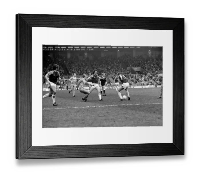 Framed Print : English League Division One match at Maine Road Manchester City 2 v West Ham United Framed Print : English League Division One match at Maine Road Manchester City 2 v West Ham United