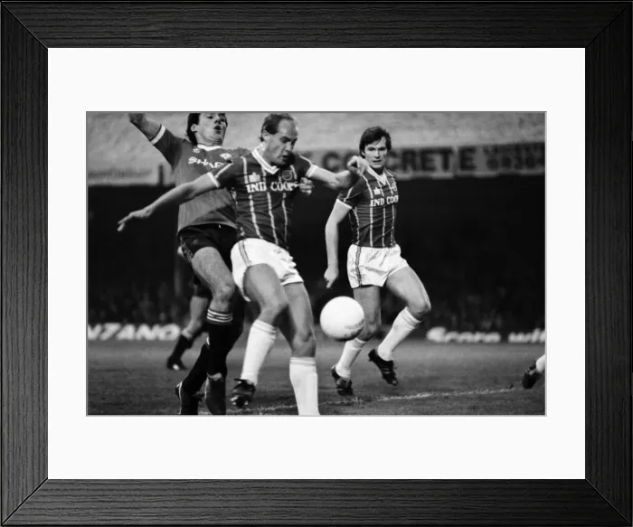 Framed Print : English League Division Two match at Filbert Street Leicester City 1 v Manchester