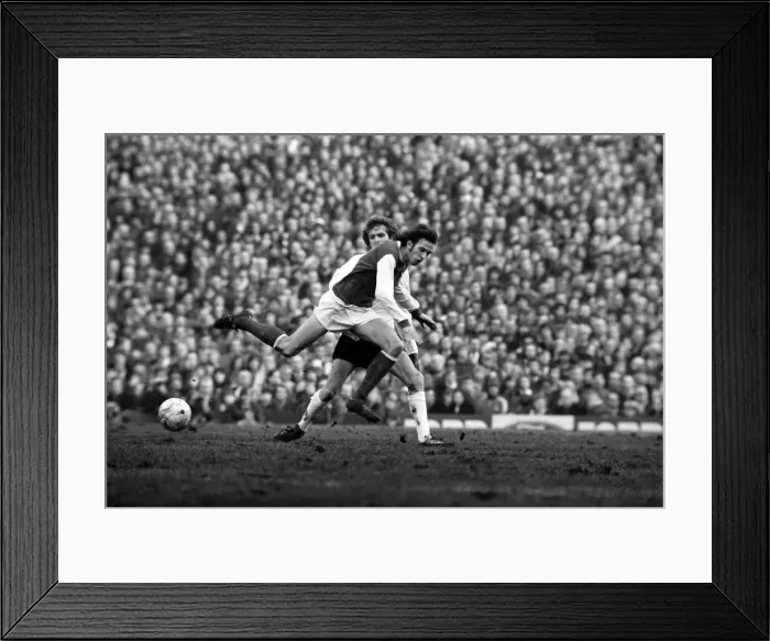 Framed Print : Football: Arsenal F. C. (2) vs. Liverpool F. C. (0). February 1975 75-00618-004 Framed Print : Football: Arsenal F. C. (2) vs. Liverpool F. C. (0). February 1975 75-00618-004
