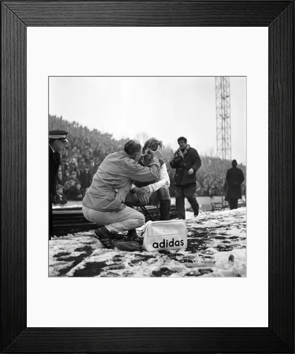Framed Print : Sport: Football: Sheffield Wednesday v. Arsenal. Physiotherapist Bob Little checks Framed Print : Sport: Football: Sheffield Wednesday v. Arsenal. Physiotherapist Bob Little checks