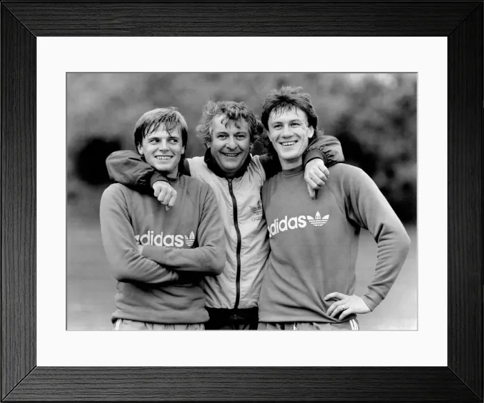 Framed Print : Manager Mullery gets to grips with his Strikers Gary Bannister (left) and Simon Stainrod
