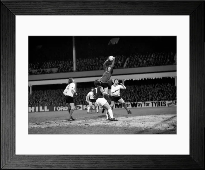 Framed Print : English League Division One match at Upton Park West Ham United 0 v Liverpool 0 Framed Print : English League Division One match at Upton Park West Ham United 0 v Liverpool 0
