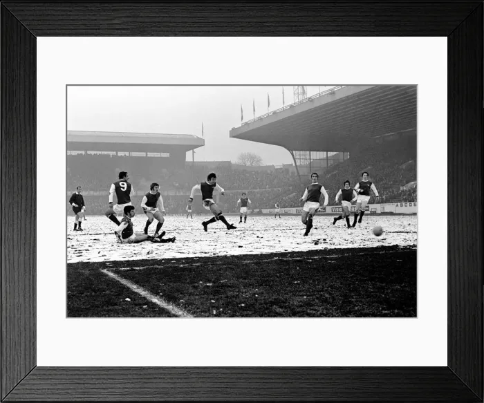 Framed Print : Sport: Football: Sheffield Wednesday v. Arsenal. Sammels shoots, to score for Arsenal
