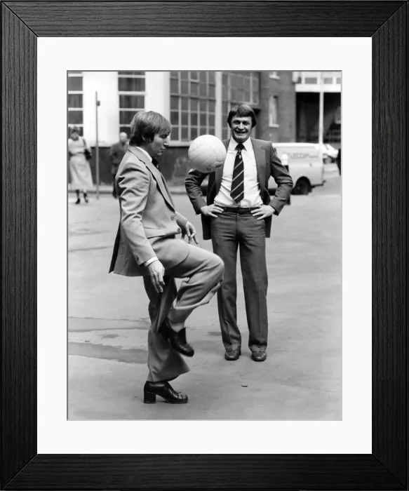 Framed Print : Reg Bowden-watched by Fulham centre Mal Aspey-knows his soccer. November 1980 P003657