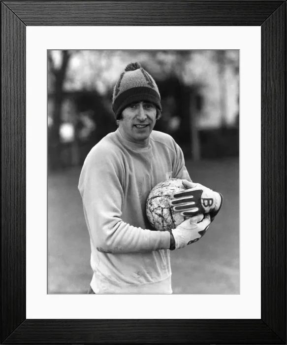 Framed Print : Warming to the task, Chelsea goal-keeper Peter Bonetti who faces Manchester United Framed Print : Warming to the task, Chelsea goal-keeper Peter Bonetti who faces Manchester United