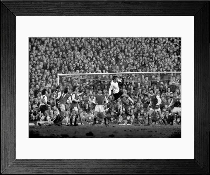 Framed Print : Football: Arsenal F. C. (2) vs. Liverpool F. C. (0). February 1975 75-00618-040 Framed Print : Football: Arsenal F. C. (2) vs. Liverpool F. C. (0). February 1975 75-00618-040