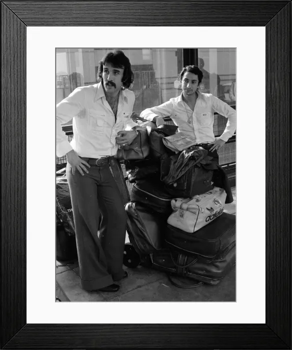 Framed Print : Argentine footballers Osvaldo Ardiles (left) and Ricardo Villa at Gatwick Airport after
