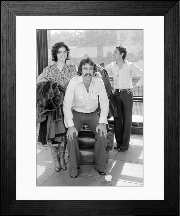 Framed Print : Argentine footballers Ricardo Villa and Osvaldo Ardiles (right Framed Print : Argentine footballers Ricardo Villa and Osvaldo Ardiles (right
