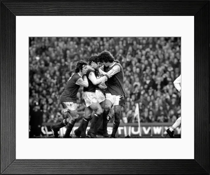 Framed Print : Football: Arsenal F. C. (2) vs. Liverpool F. C. (0). February 1975 75-00618-042 Framed Print : Football: Arsenal F. C. (2) vs. Liverpool F. C. (0). February 1975 75-00618-042