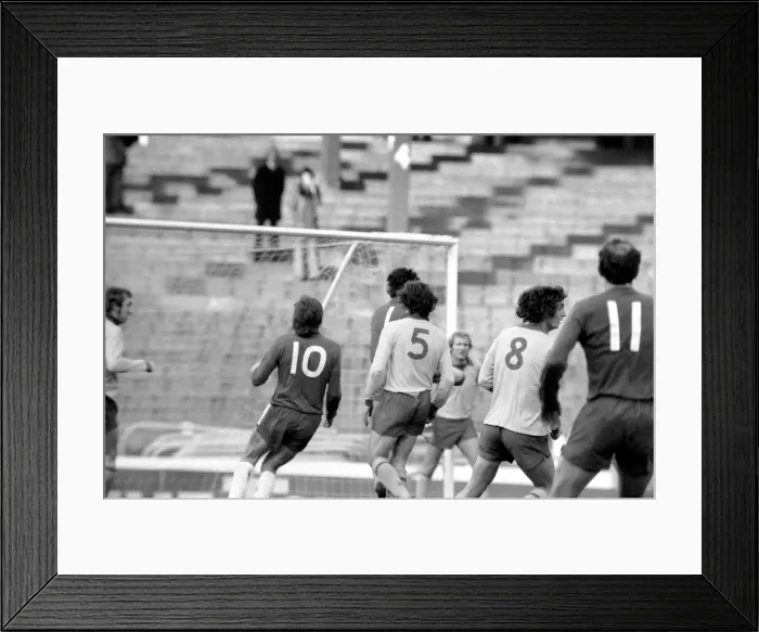 Framed Print : Football: Chelsea F. C. vs. Sheffield Wed. F. C. January 1975 75-00060-006