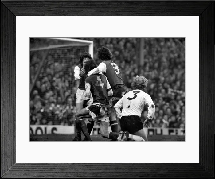 Framed Print : Football: Arsenal F. C. (2) vs. Liverpool F. C. (0). February 1975 75-00618-037 Framed Print : Football: Arsenal F. C. (2) vs. Liverpool F. C. (0). February 1975 75-00618-037