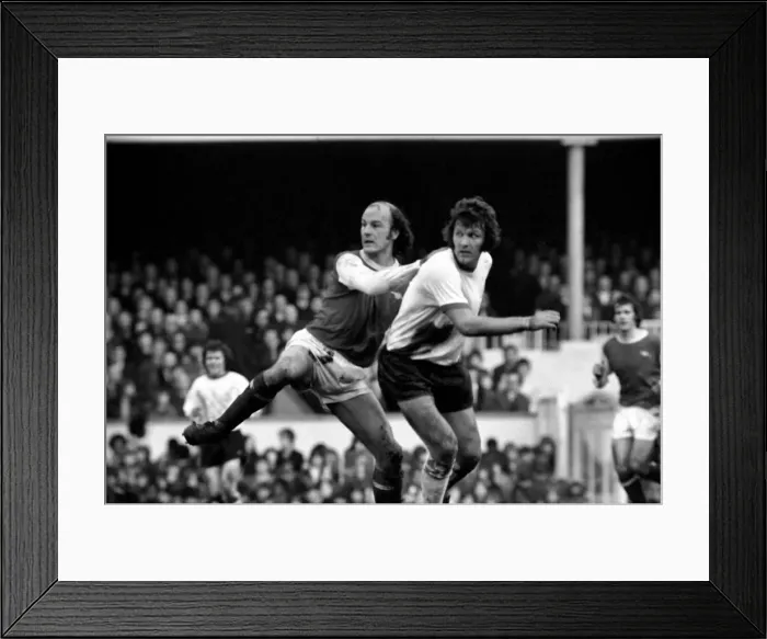 Framed Print : Football: Arsenal F. C. (2) vs. Liverpool F. C. (0). February 1975 75-00618-036 Framed Print : Football: Arsenal F. C. (2) vs. Liverpool F. C. (0). February 1975 75-00618-036
