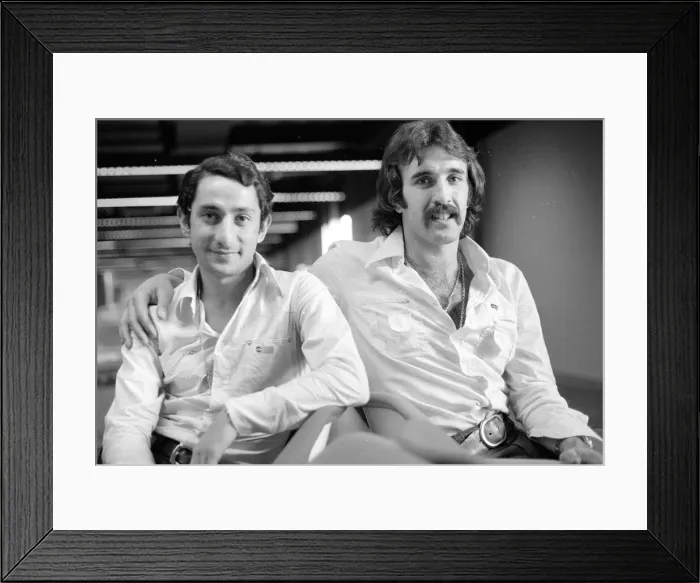 Framed Print : Argentine footballers Osvaldo Ardiles (left) and Ricardo Villa at Gatwick Airport after