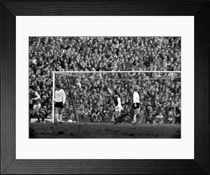 Framed Print : Football: Arsenal F. C. (2) vs. Liverpool F. C. (0). February 1975 75-00618-003 Framed Print : Football: Arsenal F. C. (2) vs. Liverpool F. C. (0). February 1975 75-00618-003