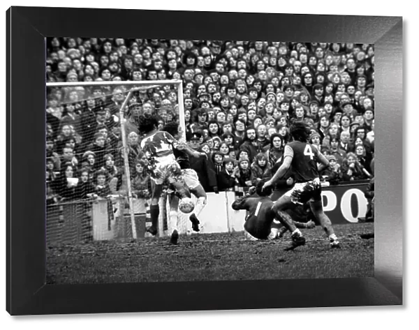 F. A. Cup: West Ham (2) vs. Queens Park Ranger (1). February 1975 75-00908-016