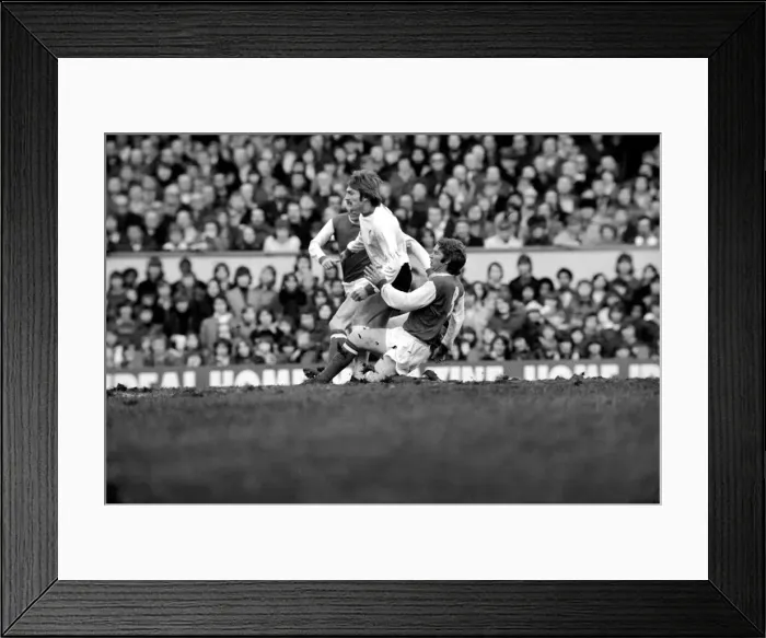 Framed Print : Football: Arsenal F. C. (2) vs. Liverpool F. C. (0). February 1975 75-00618-023 Framed Print : Football: Arsenal F. C. (2) vs. Liverpool F. C. (0). February 1975 75-00618-023