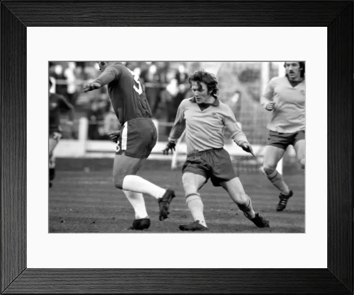 Framed Print : Football: Chelsea F. C. vs. Sheffield Wed. F. C. January 1975 75-00060-003
