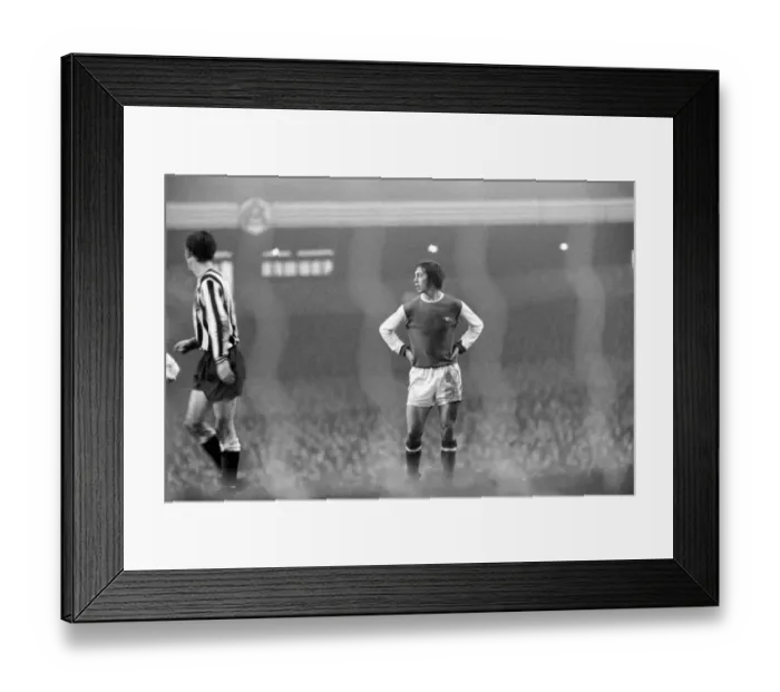 Framed Print : English League Division One match at Highbury. Arsenal 0 v Newcastle United 0