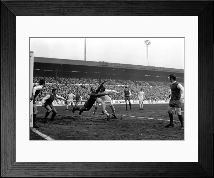 Framed Print : English League Division One match at Elland Road Leeds United 2 v Sheffield