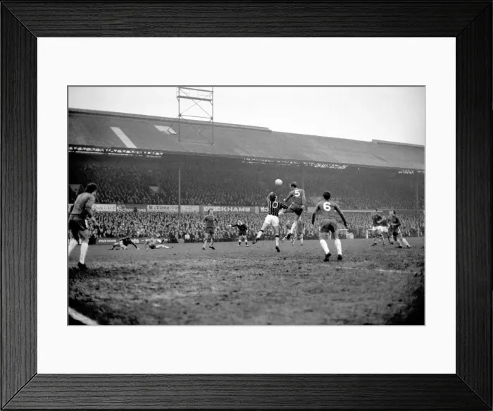 Framed Print : English League Division One Match. Crystal Palace v Chelsea