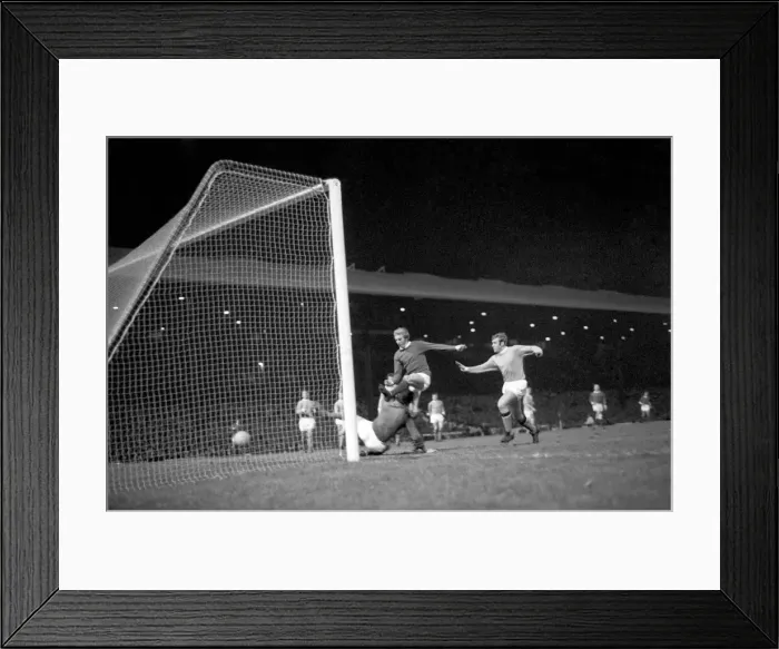Framed Print : Sport football: League Cup semi-final 2nd leg. Manchester Utd v. Manchester City Framed Print : Sport football: League Cup semi-final 2nd leg. Manchester Utd v. Manchester City