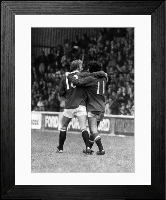 Framed Print : Huddersfield 0-3 Manchester United, league match at Leeds Road, George Best Framed Print : Huddersfield 0-3 Manchester United, league match at Leeds Road, George Best