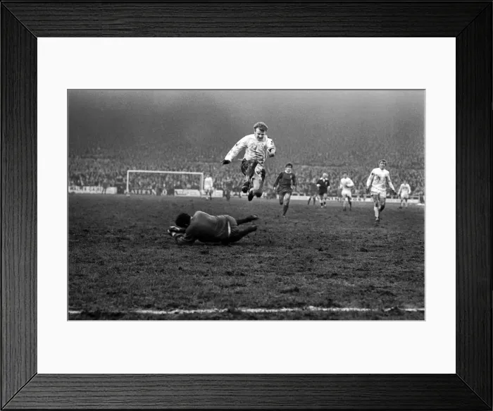 Framed Print : English League Division One match at Elland Road Leeds United 1 v Liverpool 1 Framed Print : English League Division One match at Elland Road Leeds United 1 v Liverpool 1