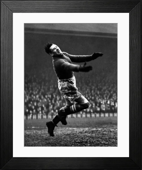 Framed Print : Manchester United goalkeeper Tommy Breen April 1939 P009658 Framed Print : Manchester United goalkeeper Tommy Breen April 1939 P009658