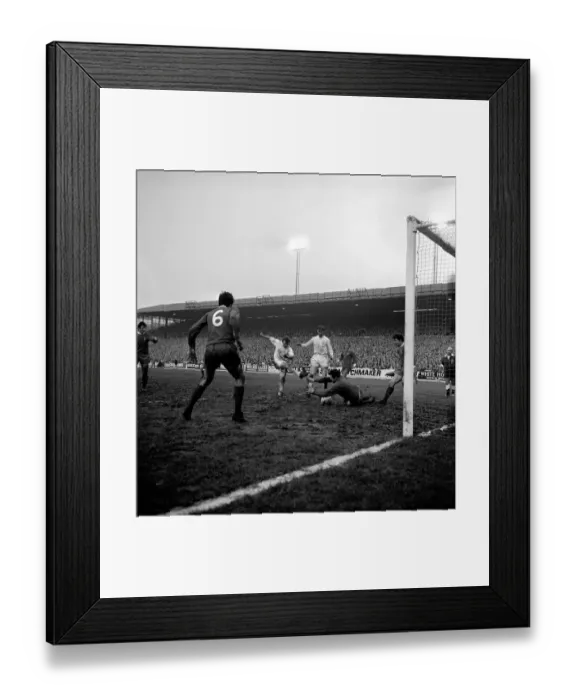 Framed Print : English League Division One match at Elland Road Leeds United 1 v Liverpool 1 Framed Print : English League Division One match at Elland Road Leeds United 1 v Liverpool 1