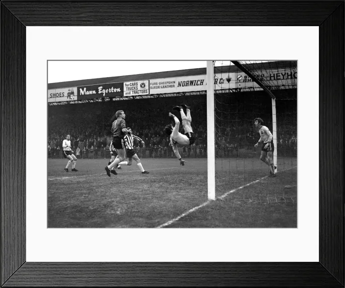 Framed Print : Sport. Football: Norwich v. Sheffield Utd. Dave Stringer (Norwich Framed Print : Sport. Football: Norwich v. Sheffield Utd. Dave Stringer (Norwich