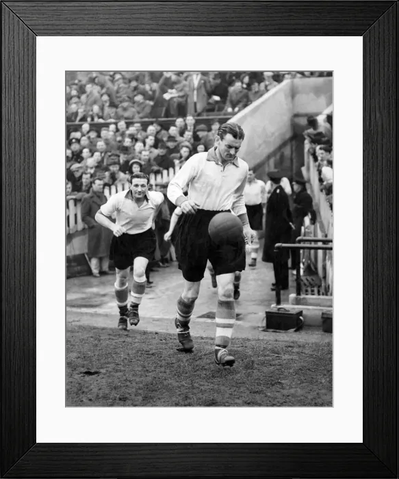 Framed Print : Taylor P. Capt. Liverpool F. C. 26 March 1950 P009503 Framed Print : Taylor P. Capt. Liverpool F. C. 26 March 1950 P009503