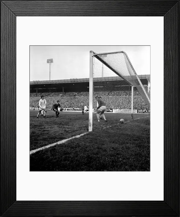 Framed Print : English League Division One match at Elland Road Leeds United 1 v Liverpool 1 Framed Print : English League Division One match at Elland Road Leeds United 1 v Liverpool 1