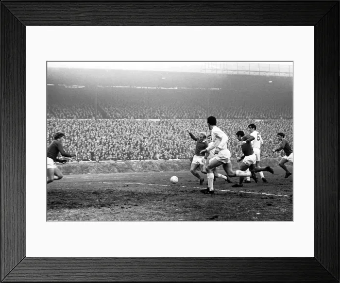 Framed Print : Sport Football: English League Division One Match Leeds Utd v. Everton Framed Print : Sport Football: English League Division One Match Leeds Utd v. Everton