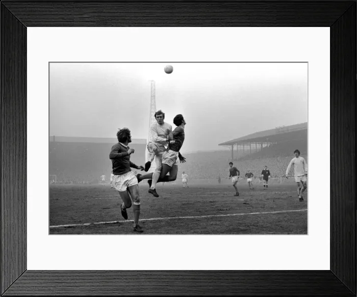 Framed Print : Sport Football: English League Division One Match Leeds Utd v. Everton Framed Print : Sport Football: English League Division One Match Leeds Utd v. Everton