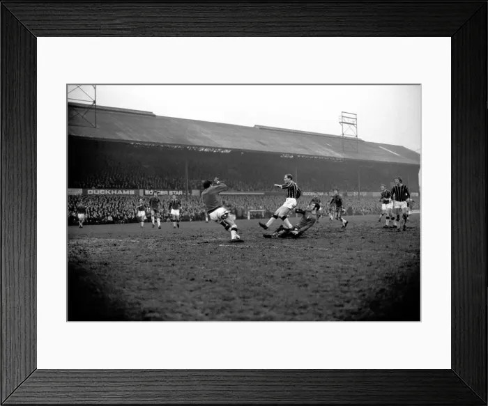 Framed Print : English League Division One Match. Crystal Palace v Chelsea