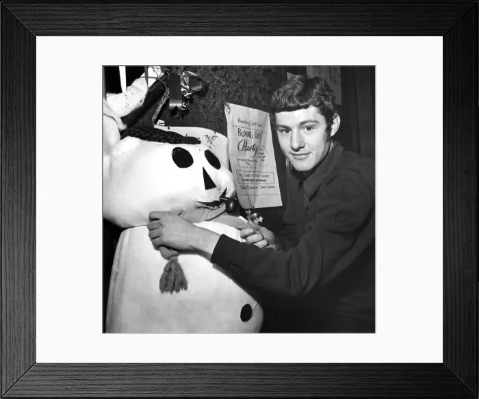 Framed Print : Brian Kidd of Manchester United at Blackley Golf Club, putting the finishing touches to