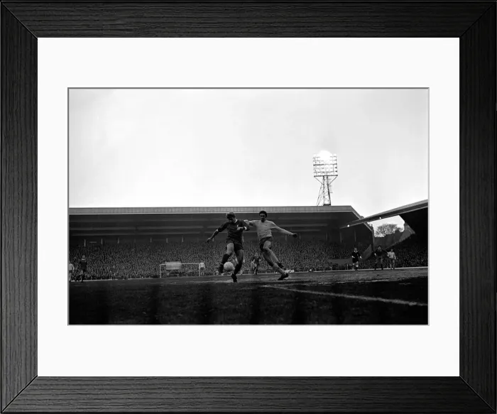 Framed Print : Sport: Football: Liverpool v Arsenal. Hunt shoots past challenging Simpson