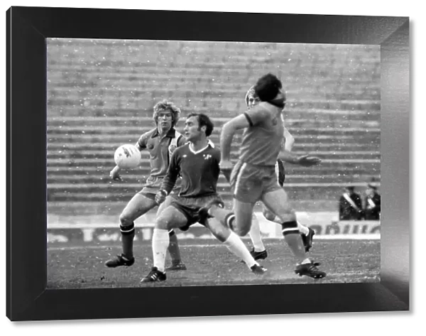 Football: Chelsea (2) vs. Luton (0). April 1977 77-02023-005