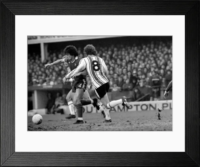 Framed Print : Football: F. A. Cup: Southampton (1) v. Chelsea (1). January 1977 77-00108-030 Framed Print : Football: F. A. Cup: Southampton (1) v. Chelsea (1). January 1977 77-00108-030