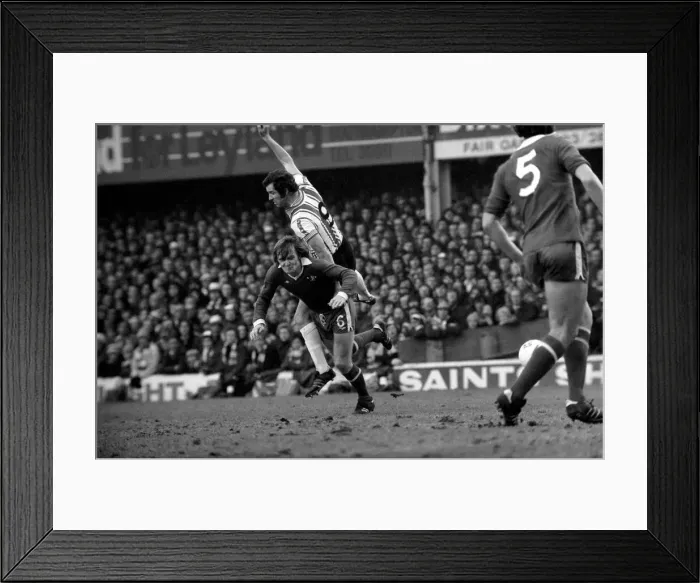Framed Print : Football: F. A. Cup: Southampton (1) v. Chelsea (1). January 1977 77-00108-029 Framed Print : Football: F. A. Cup: Southampton (1) v. Chelsea (1). January 1977 77-00108-029
