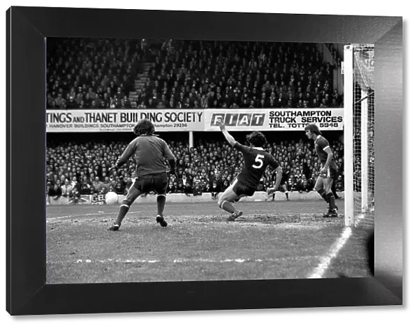 Football: F. A. Cup: Southampton (1) v. Chelsea (1). January 1977 77-00108-033