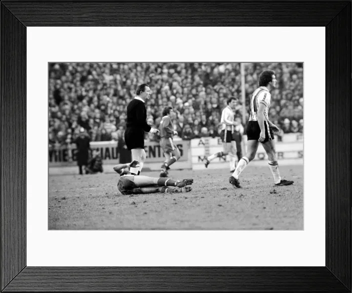 Framed Print : Football: F. A. Cup: Southampton (1) v. Chelsea (1). January 1977 77-00108-020 Framed Print : Football: F. A. Cup: Southampton (1) v. Chelsea (1). January 1977 77-00108-020