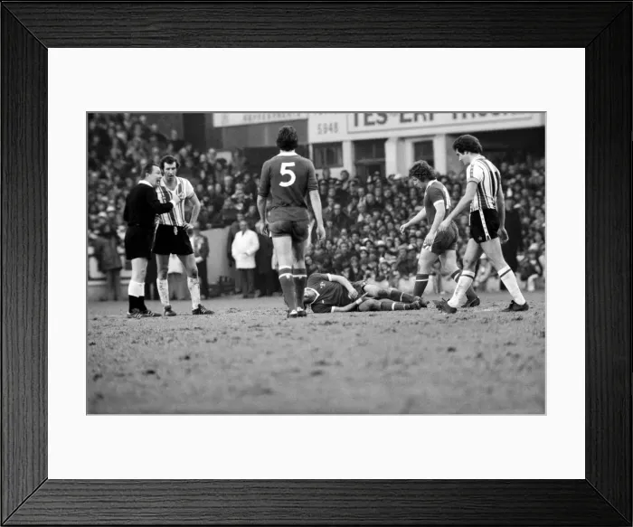 Framed Print : Football: F. A. Cup: Southampton (1) v. Chelsea (1). January 1977 77-00108-009 Framed Print : Football: F. A. Cup: Southampton (1) v. Chelsea (1). January 1977 77-00108-009