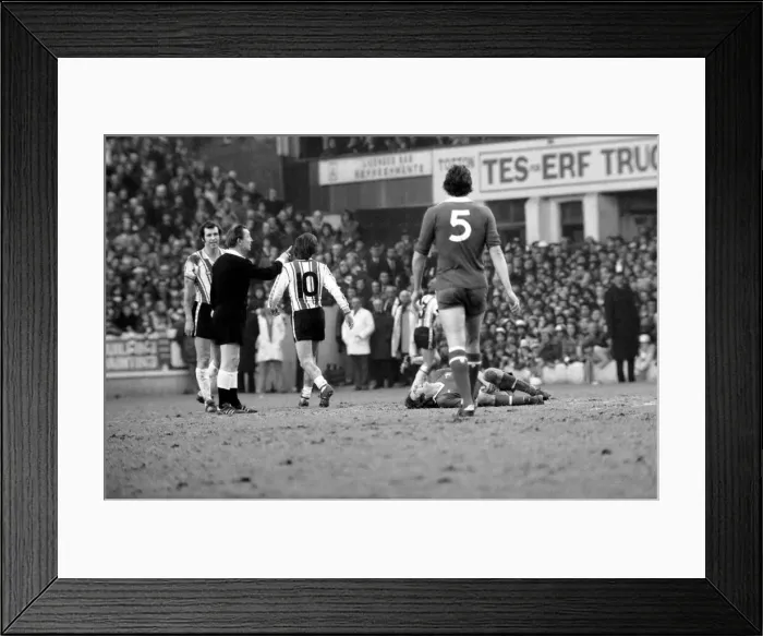 Framed Print : Football: F. A. Cup: Southampton (1) v. Chelsea (1). January 1977 77-00108-010