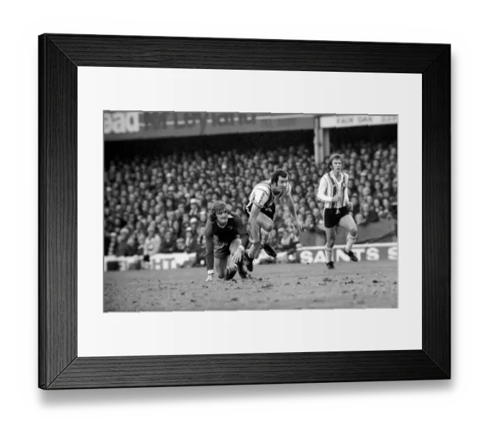 Framed Print : Football: F. A. Cup: Southampton (1) v. Chelsea (1). January 1977 77-00108-008 Framed Print : Football: F. A. Cup: Southampton (1) v. Chelsea (1). January 1977 77-00108-008